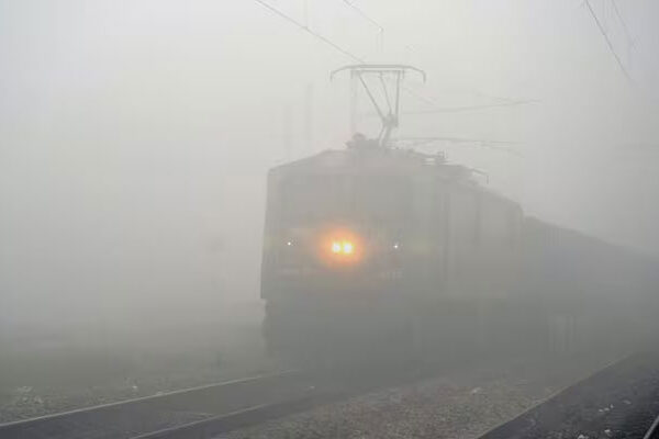 Delhi: The nation’s capital is enveloped in thick fog, causing 21 delayed trains. See the complete list by clicking this.